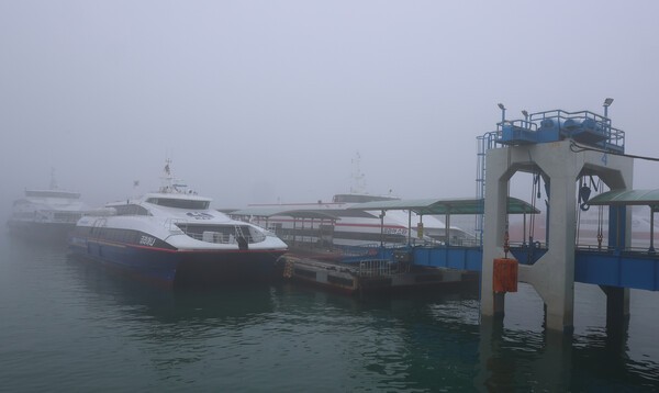 안개로 운항 대기 중인 여객선. 연합뉴스 자료사진