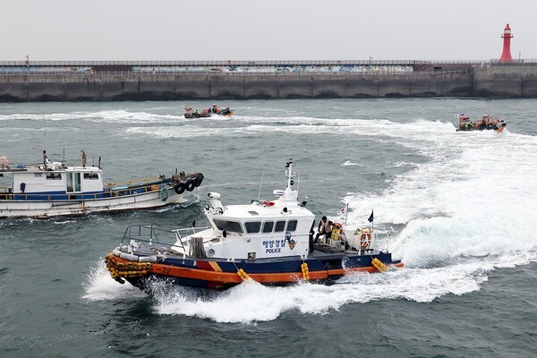 25일 오후 29개 관계기관 합동으로 인천항 인근 해상에서 열린 '레디 코리아'(READY Korea) 4차 훈련에서 해상 선박 충돌사고 인명구조 훈련을 하고 있다. 짙은 해무 속에서 어선과 여객선, 군함이 충돌해 화재와 유류 유출, 사상자 발생 등 복합재난을 가정한 훈련이다. 행정안전부 제공