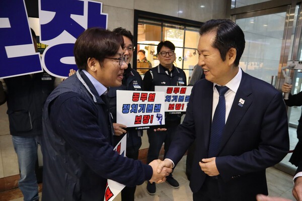 25일 한국노총에서 열린 고위급 정책협의회에서 신동근 한국노총 공무원연맹 위원장(왼쪽)이 정청래 더불어민주당 대표(오른 쪽)와 악수를 나누고 있다. 공무원연맹 제공