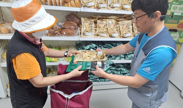 경기 광명시 '그냥드림' 시범 사업장으로 선정된 광명푸드뱅크마켓 센터에서 취약계층에 식품을 지원하고 있다. 광명시 제공