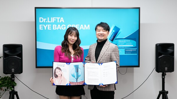 (왼쪽부터) 신수지와 순이엔티 대표가 순뷰티 닥터리프타 런칭을 앞두고 기념 사진을 촬영했다./사진=순이엔티 제공