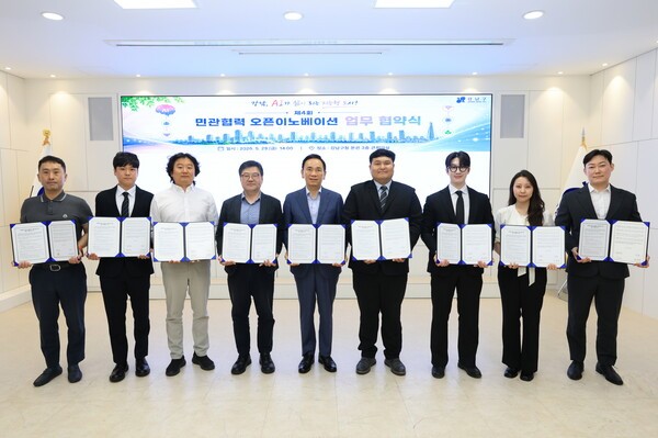 강남구, 노인도 외국인도 AI·디지털 무장애 행정서비스 도입한다