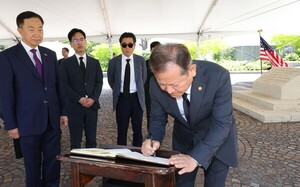 <b>이상민</b> 행안부 <b>장관</b>, 호놀룰루 <b>태평양 국립기념묘지</b> 참배